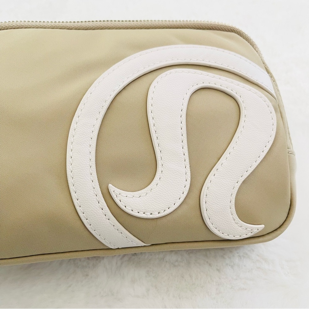 Lululemon Everywhere Belt Bag - Picture 3 of 9